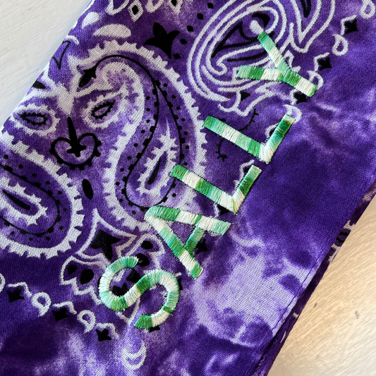 Lassen Sie uns personalisieren! Lilafarbenes Bandana mit Batikmuster und ombregrünen Buchstaben