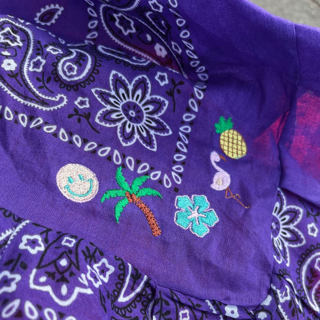 Paarse bandana met zomerse borduursels en ruches