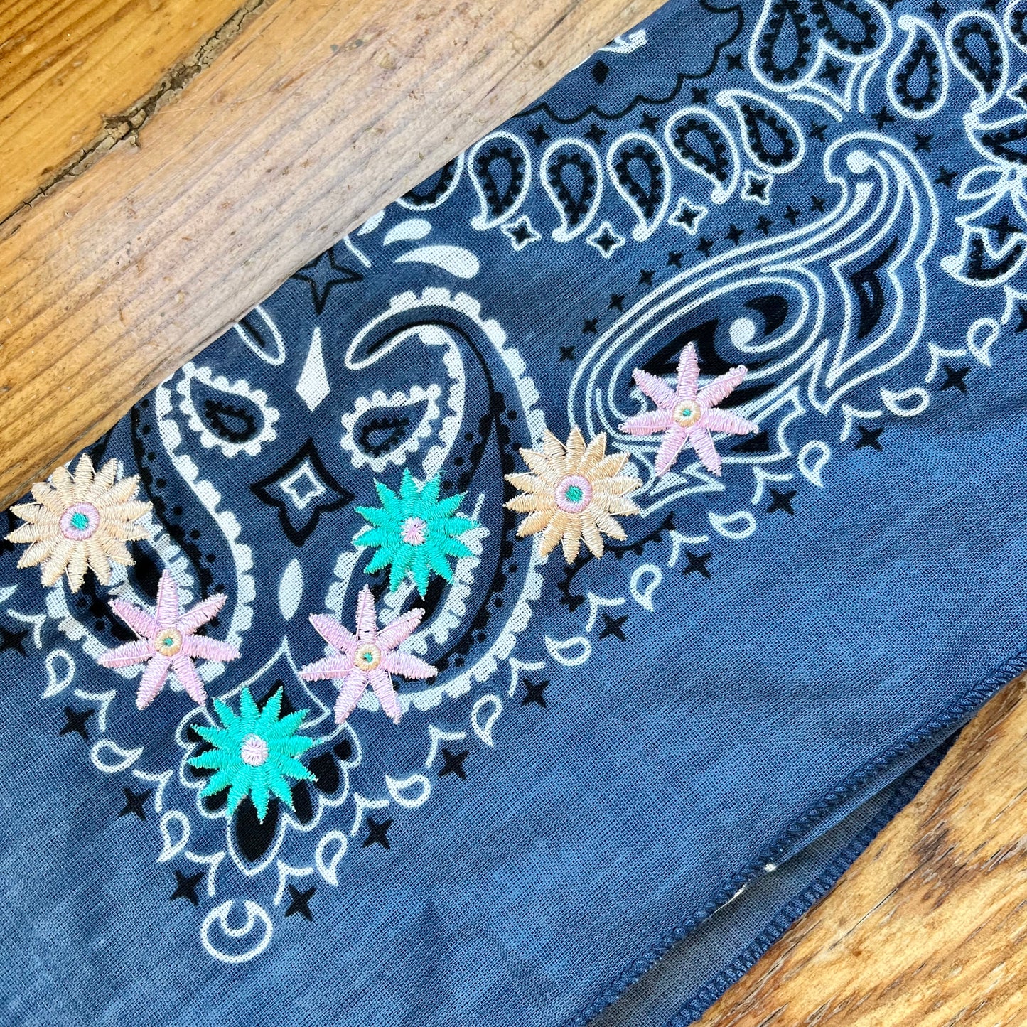 Blue bandana met flower design