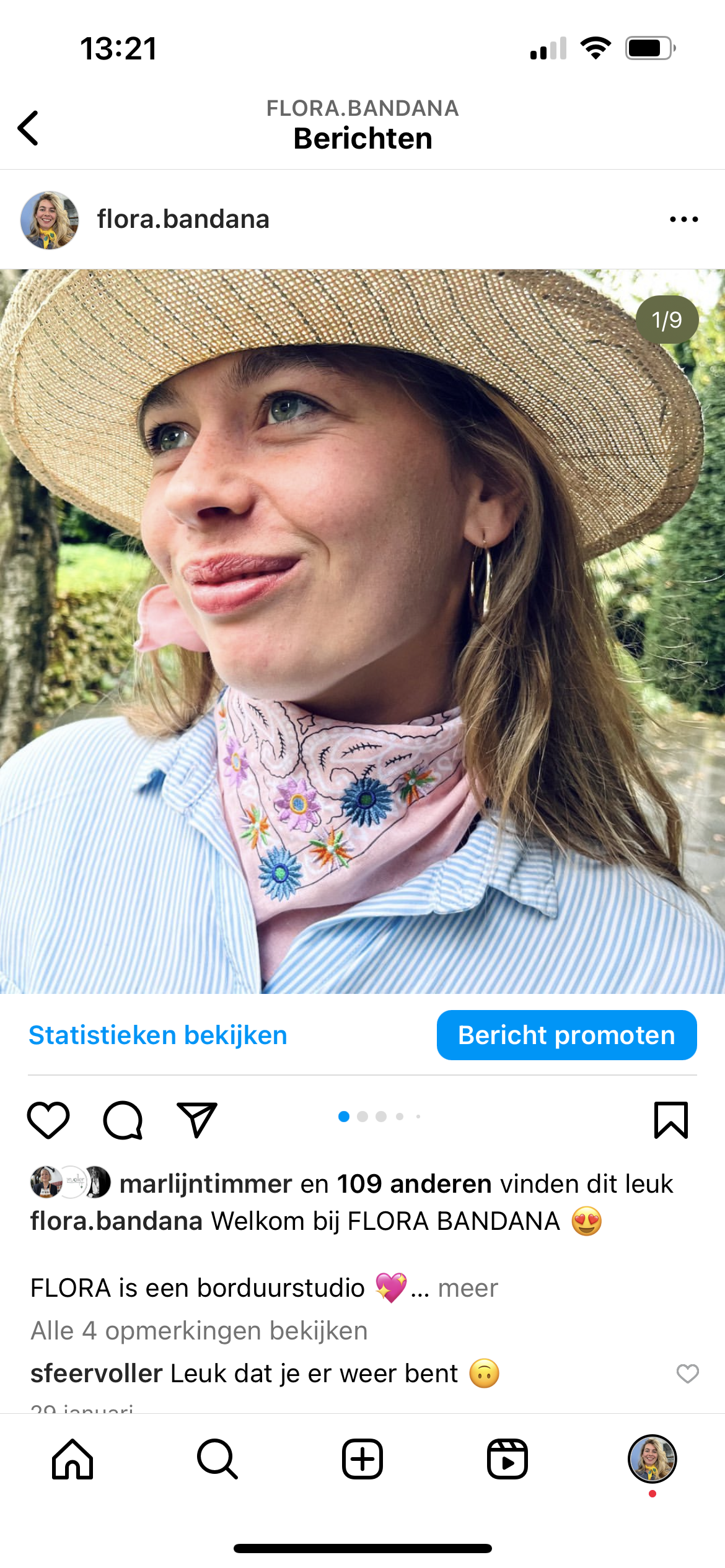 Oudroze bandana met bloemen en 2 met naam zoals te zien in printscreen