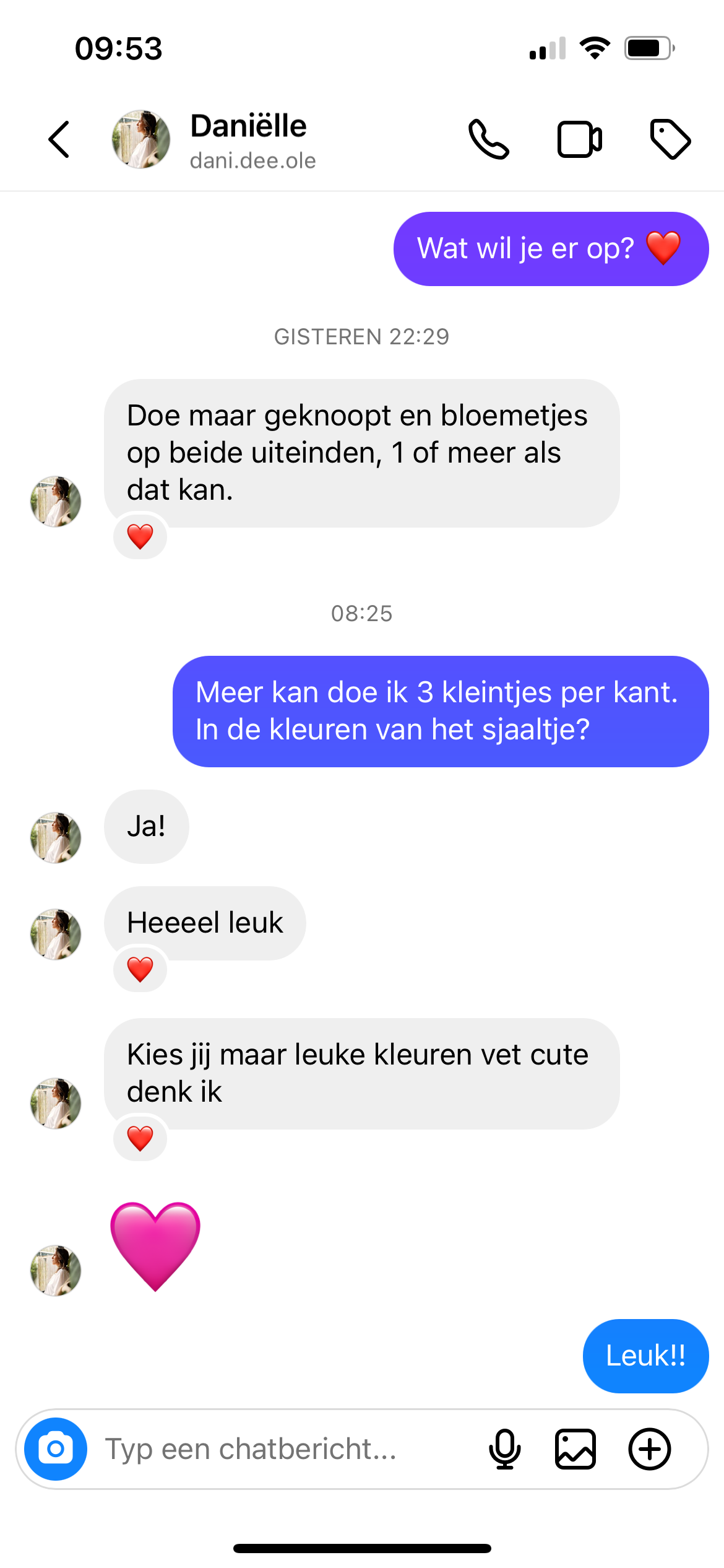 Geknoopte bandana met 3 kleine bloemetjes aan beide punten