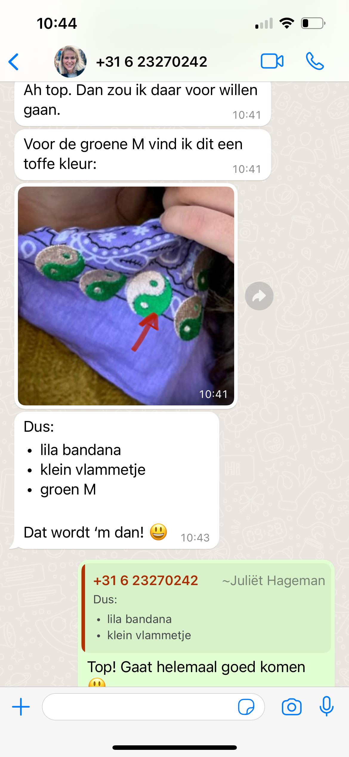 Lichtere lila bandana met M in groen en 🔥