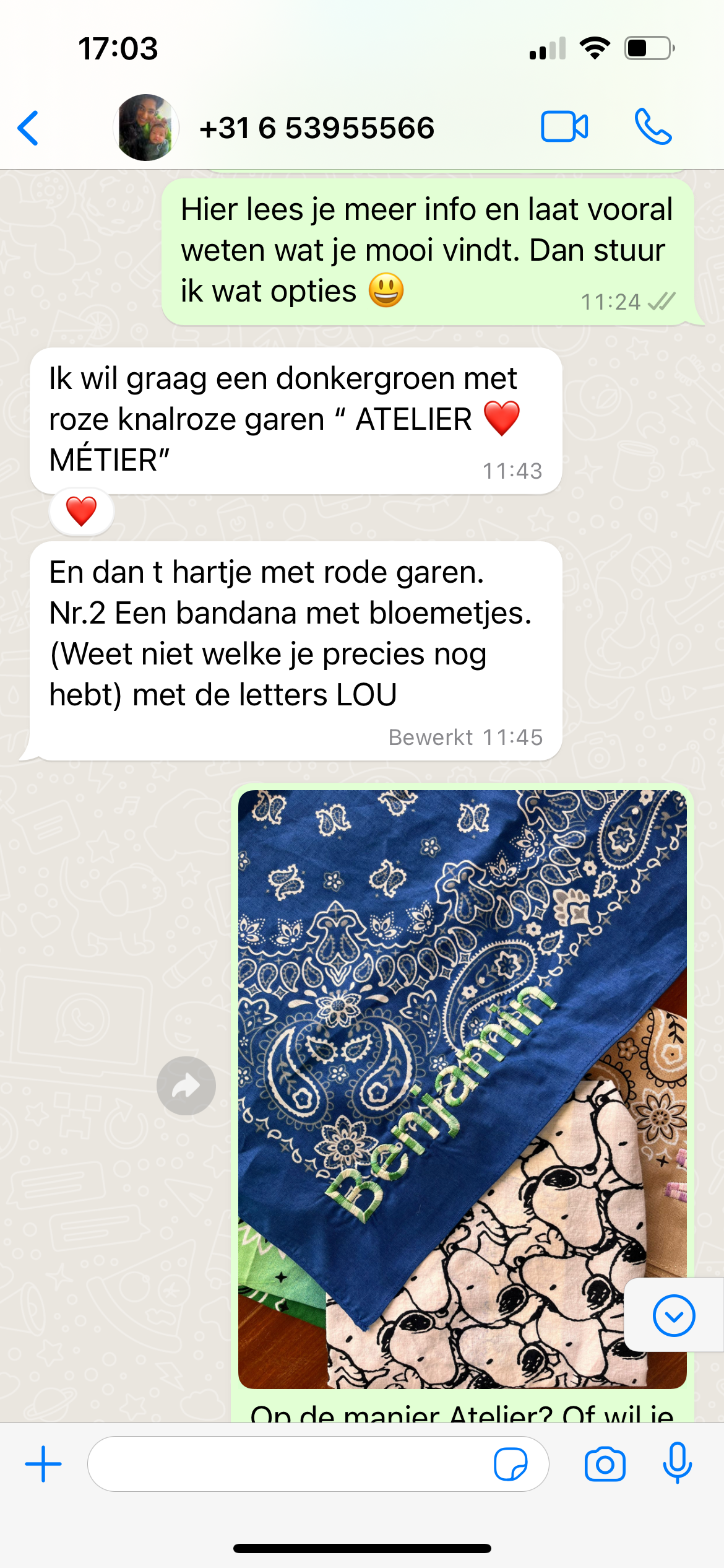 Groen met Atelier ❤️ métier (omschrijving in afbeelding) en LOU in kleuren zoals afbeelding op bloemen bandana