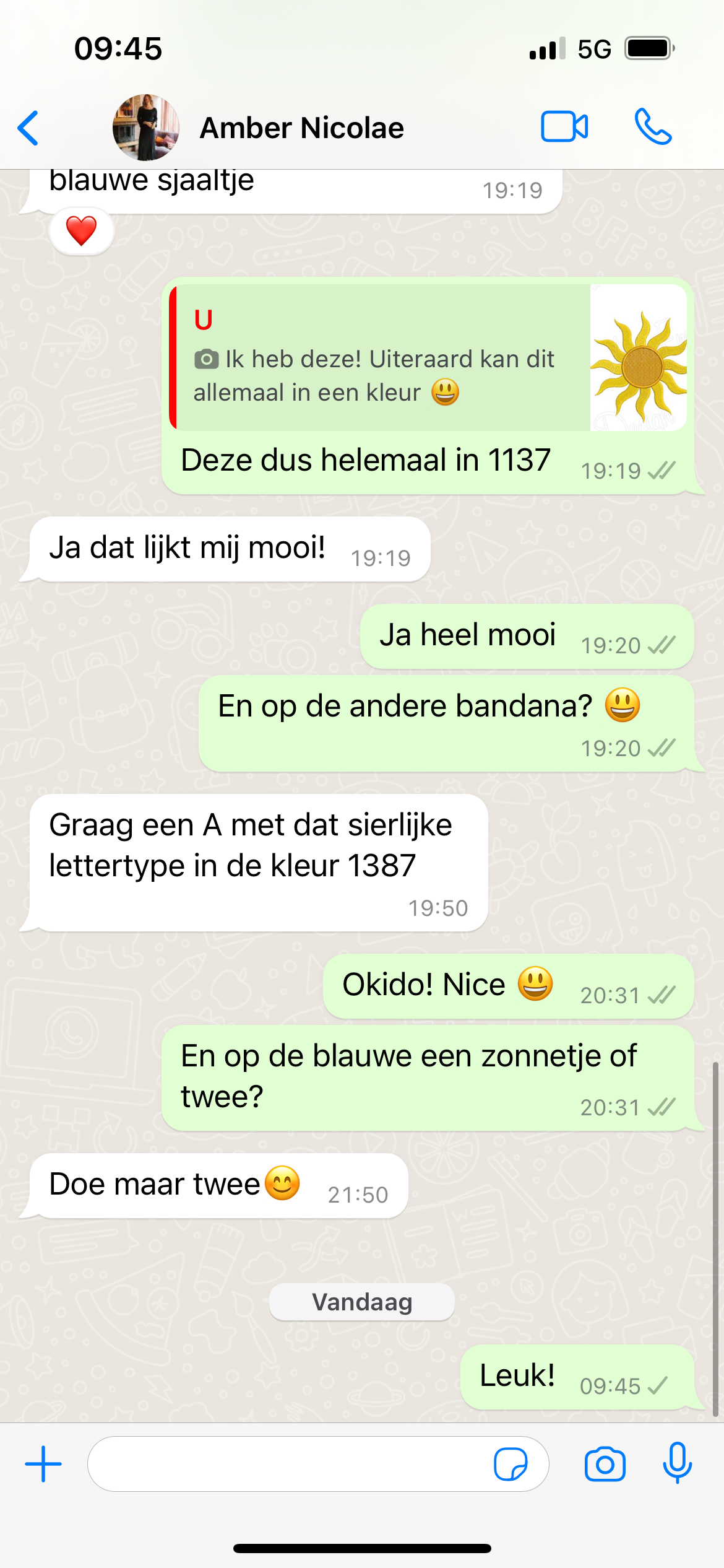 Op de blauwe twee zonnetjes en de groene een A in 1387 in klassieke letter