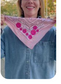 Roze bandana (zoals foto van fleur met denim blouse aan) met smileys en hartjes in de kleuren van de ruffle zoals afbeelding