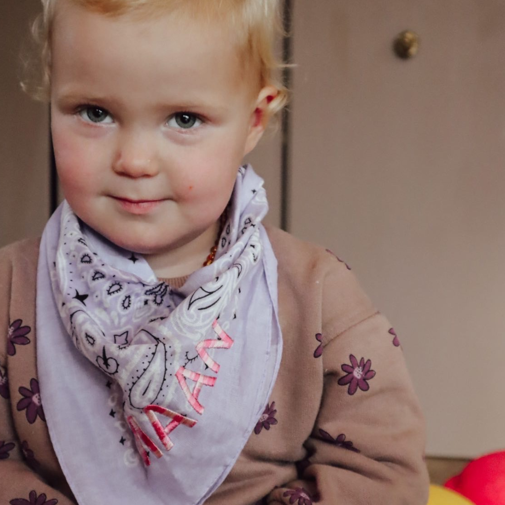 Lassen Sie uns personalisieren! Lilafarbenes Bandana mit ombre-rosa Garn