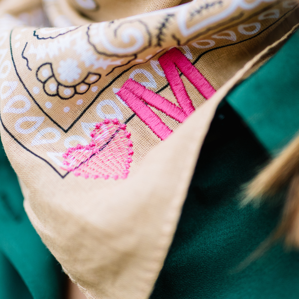 Let's personalize! Beige bandana with heart and one letter in pink