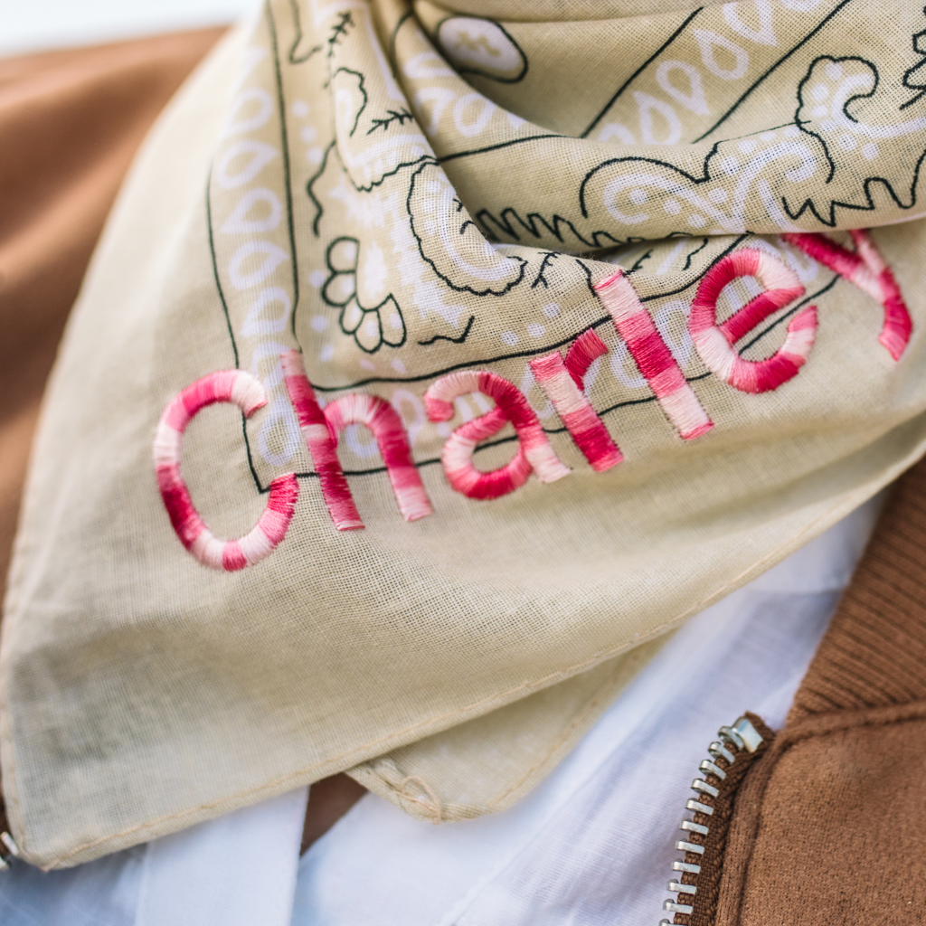 Let's personalize! Beige bandana with pink ombre yarn