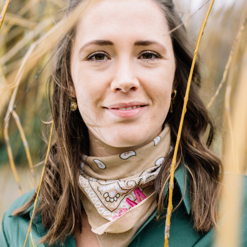 Let's personalize! Beige bandana with heart and one letter in pink