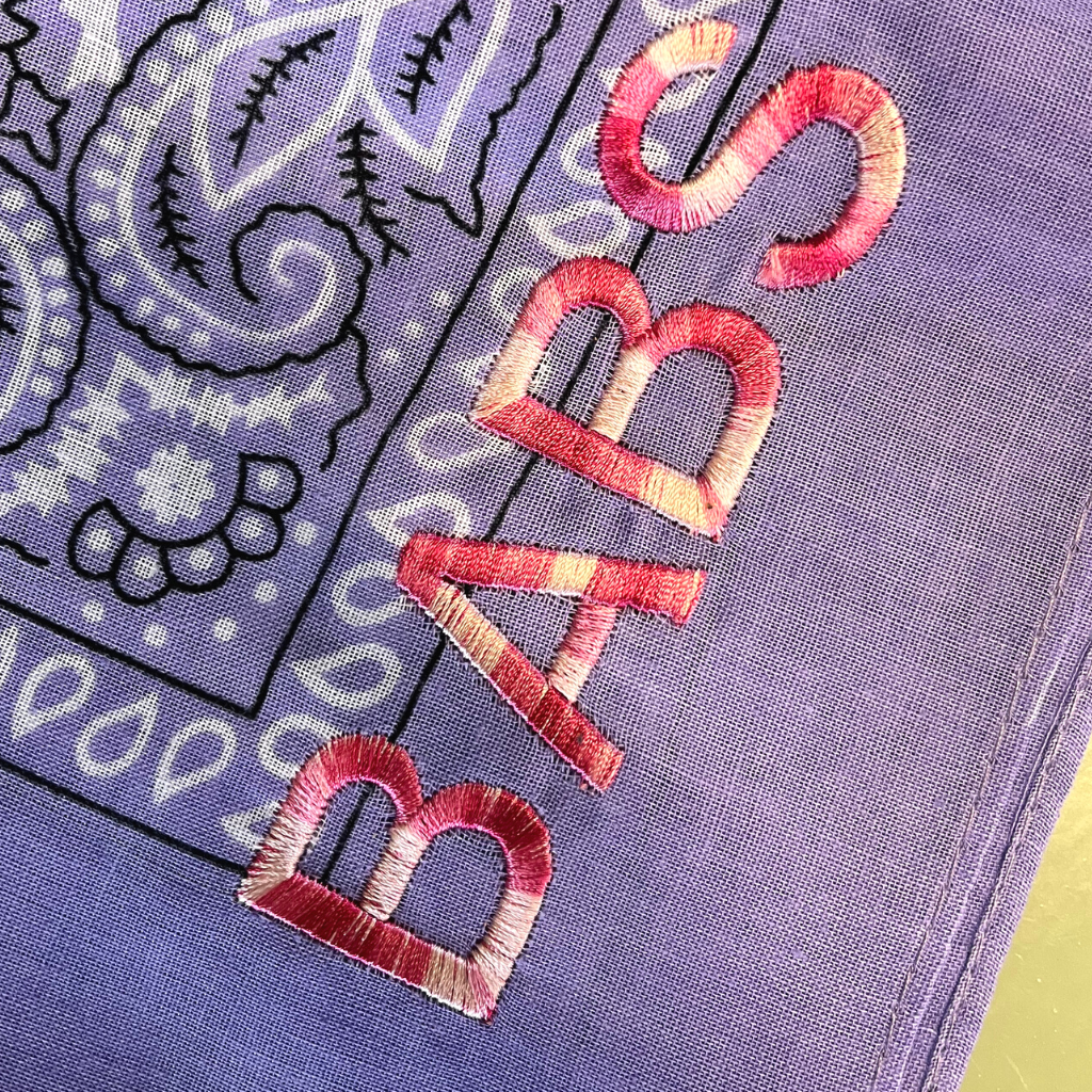 Lassen Sie uns personalisieren! Lilafarbenes Bandana mit Ombre-Rosa