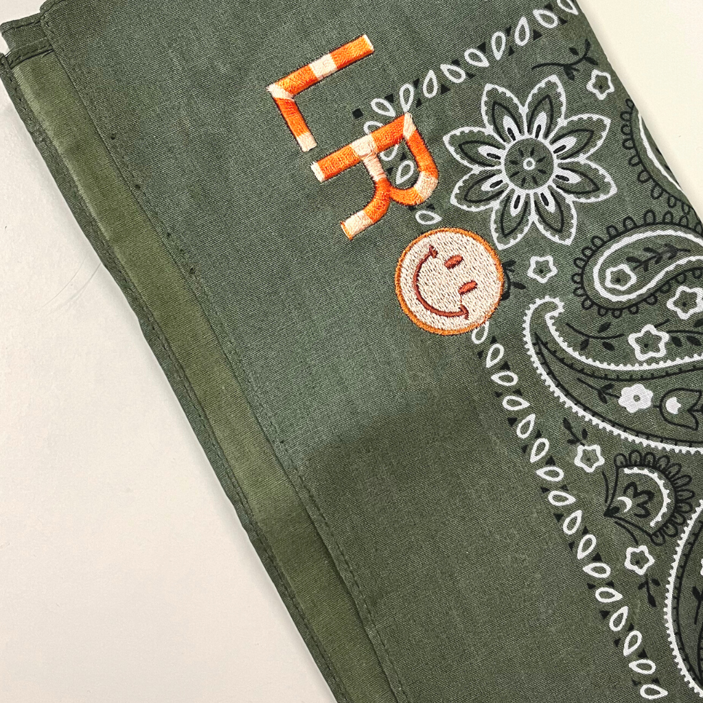 Lassen Sie uns personalisieren! Grünes Bandana mit Initialen und Smiley in Orange und Beige