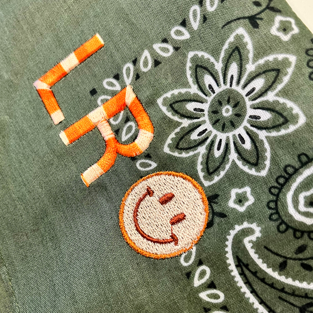 Lassen Sie uns personalisieren! Grünes Bandana mit Initialen und Smiley in Orange und Beige