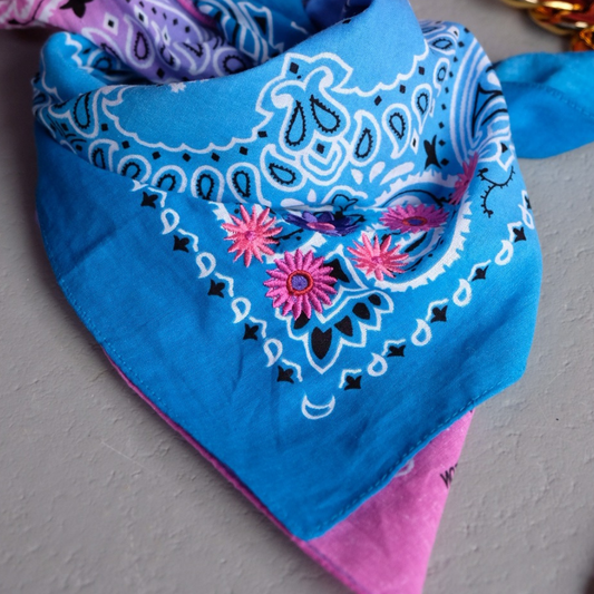 Batikblau und Rosa mit Blumenmuster