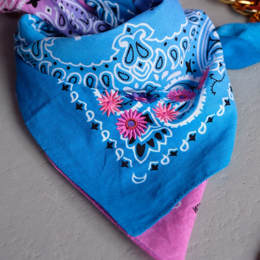 Tie-dye blauw en roze met bloemmotief