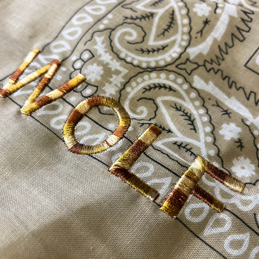 Lassen Sie uns personalisieren! Beiges Bandana mit goldenen Ombre-Buchstaben