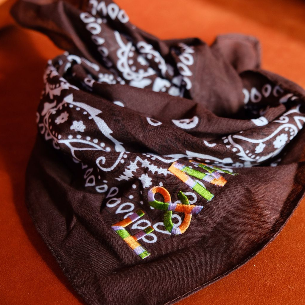 Lassen Sie uns personalisieren! Braunes Bandana mit ombregrünem, orangefarbenem und fliederfarbenem Garn