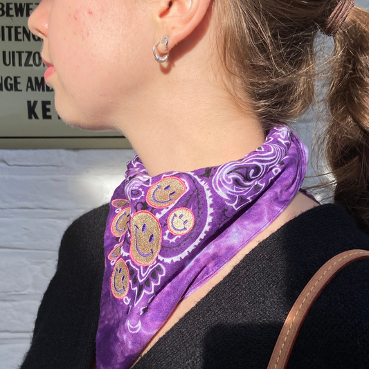 Lila Bandana mit Batikmuster und Smileys