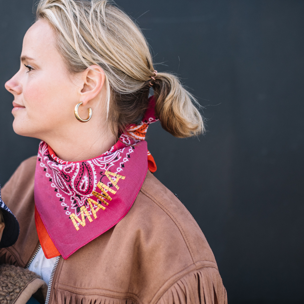 Lassen Sie uns personalisieren! Rosa Bandana mit goldenen Buchstaben