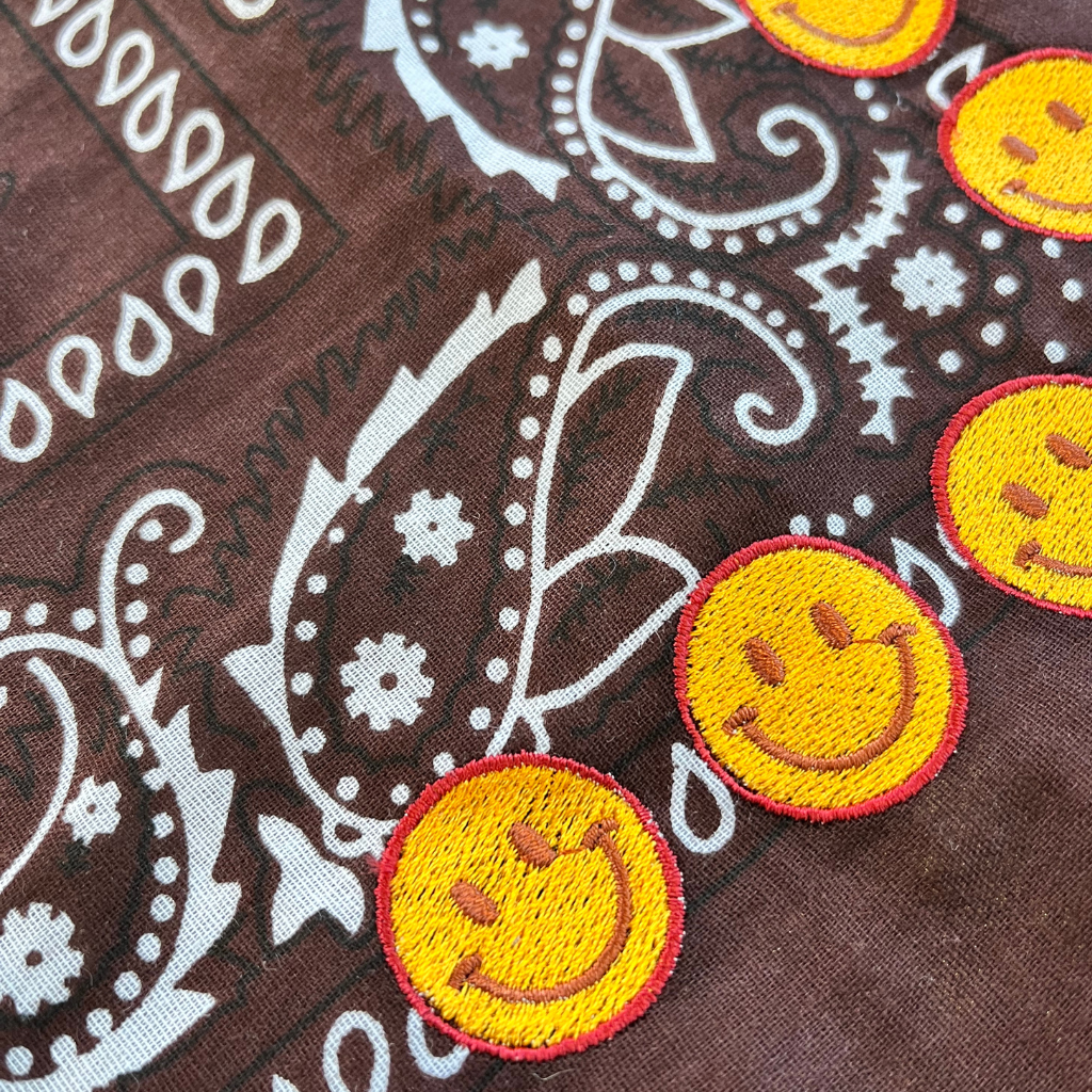 Braunes Bandana mit orangefarbenem Smiley